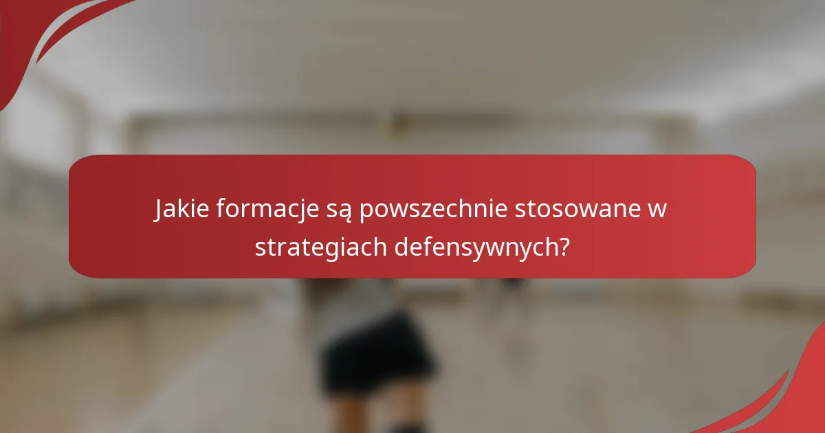 Jakie formacje są powszechnie stosowane w strategiach defensywnych?